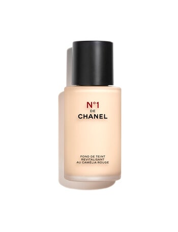 CHANEL N°1 DE CHANEL REVITALIZING FOUNDATION Illuminates - Hydrates - Protects product photo