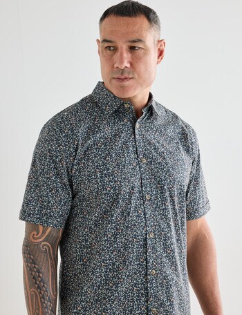 Kauri Trail Lawn Sprig Print Short Sleeve Shirt, Charcoal product photo
