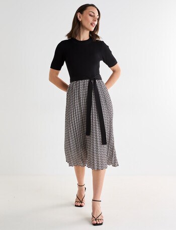 Oliver Black Chevron Short Sleeve Pleated Dress, Black product photo